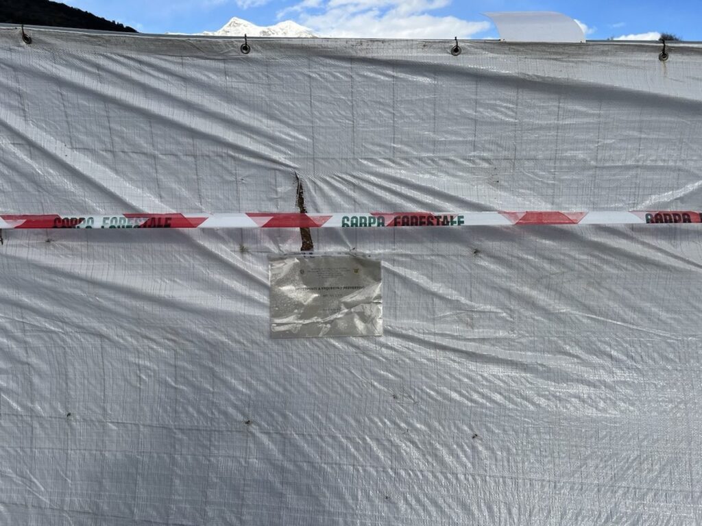 Il terreno sotto sequestro a Sarre