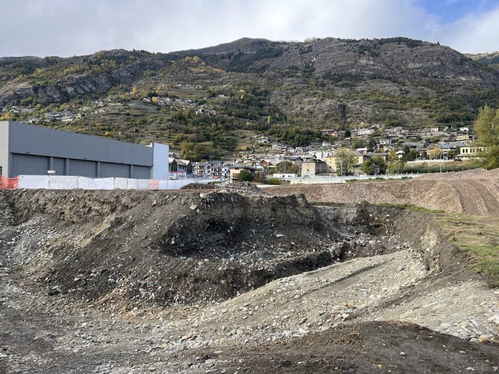 Il terreno sotto sequestro a Sarre