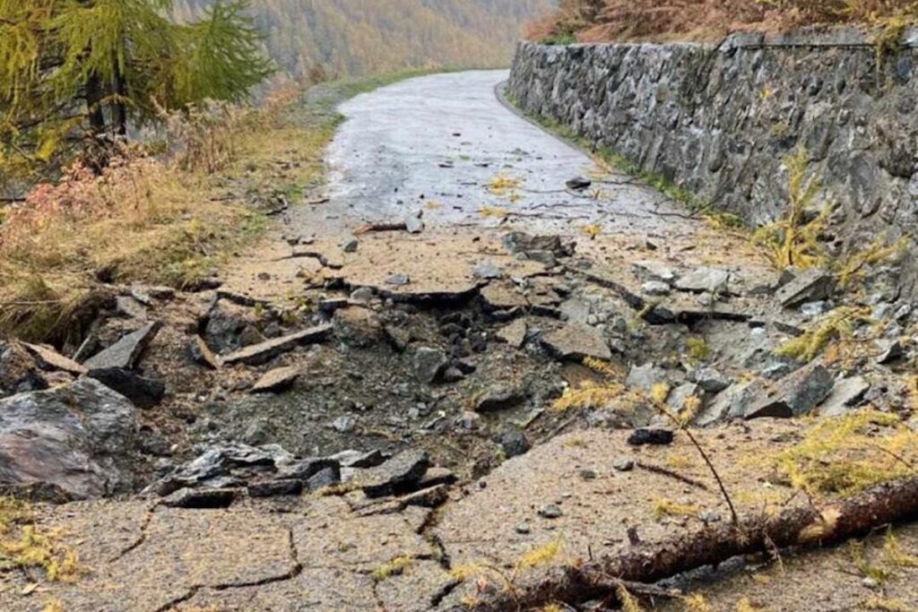 Il masso caduto sulla strada in località Menthieu ad Usellières di Valgrisenche
