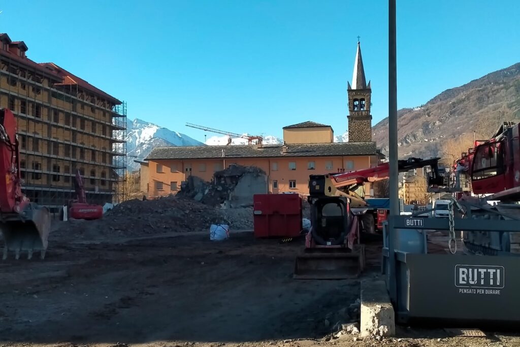 Le macerie del grattacielo alto del quartiere Cogne, ad Aosta