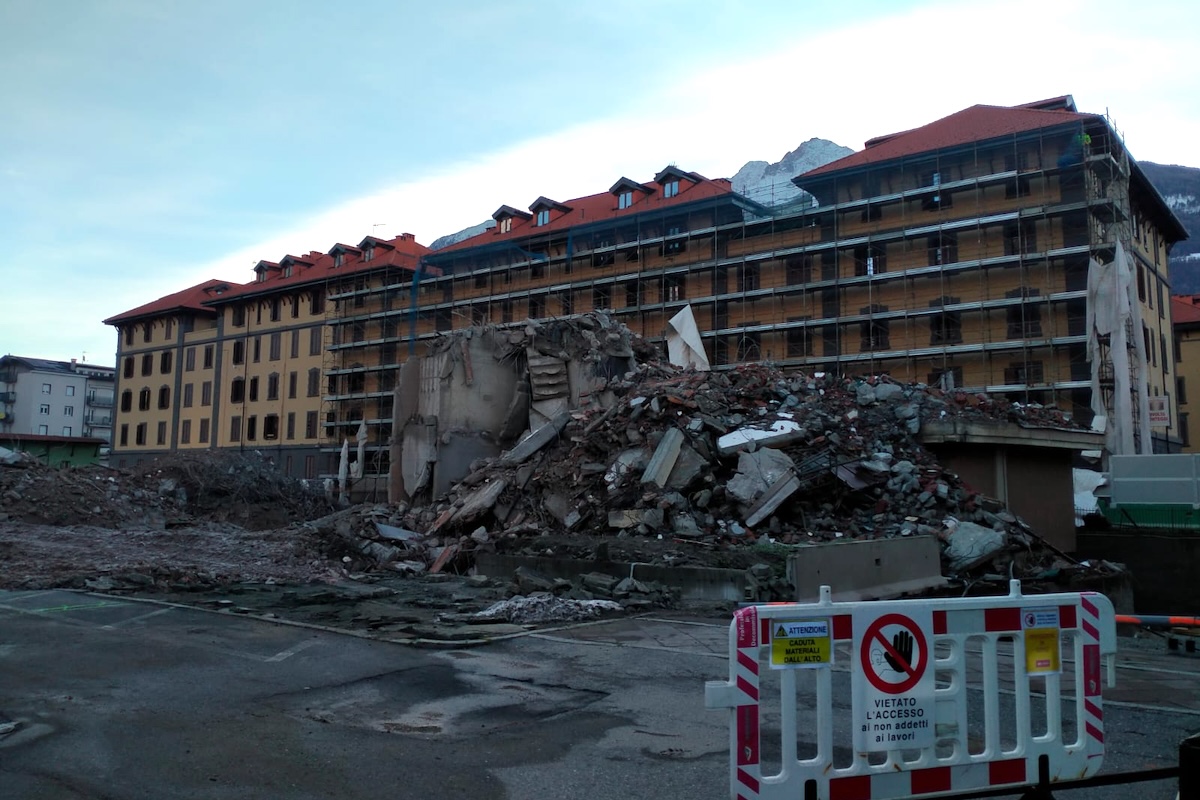 Le macerie del grattacielo alto del quartiere Cogne, ad Aosta