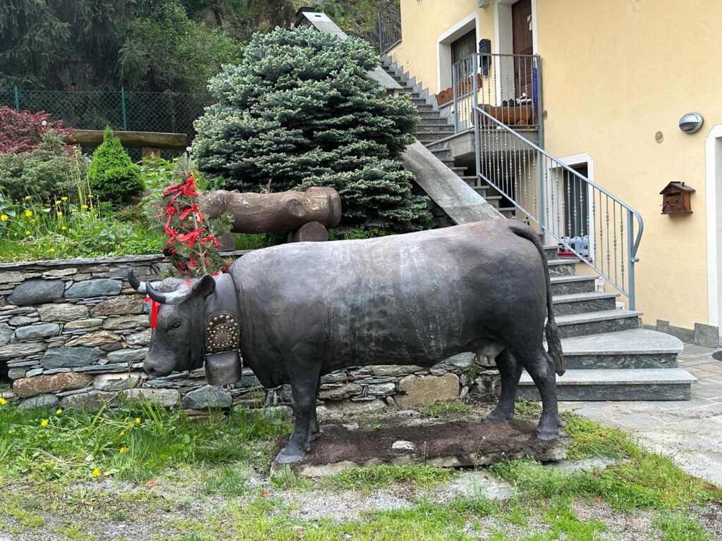 Ymac Frassy ha fatto realizzare – davanti alla sua casa di Arvier – una statua in cemento della sua reina