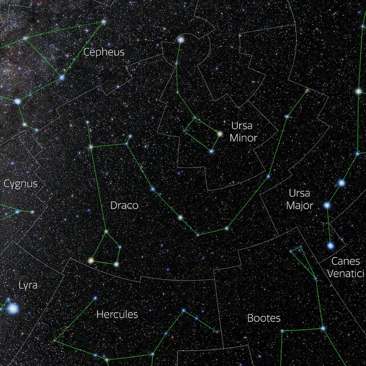 Foto della costellazione del Drago, con sovraimpressi i confini della costellazione (linee chiare) e un possibile disegno (linee verdi). L’immagine è tratta dal sito web 88 Constellations Project dello statunitense NOIRLab. Credit: E. Slawik/NOIRLab/NSF/AURA/M. Zamani