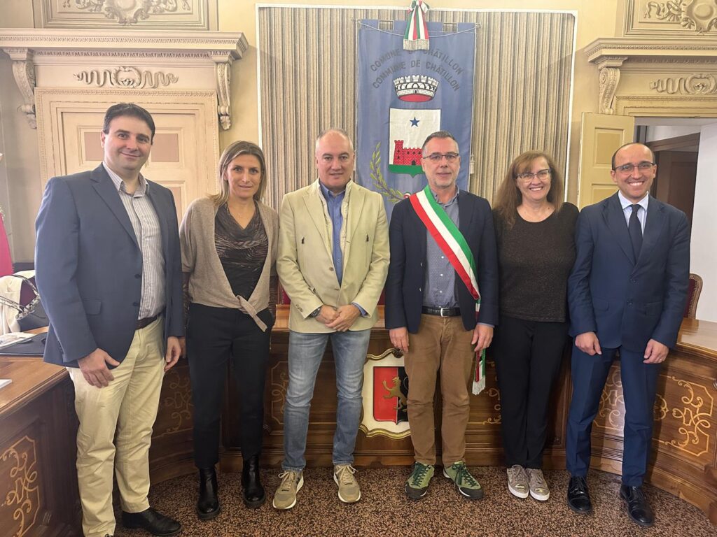 L'attuale Giunta di Châtillon (da sx a dx: Donazzan, Vittaz, Girola, Daudry, Rore e Pili)