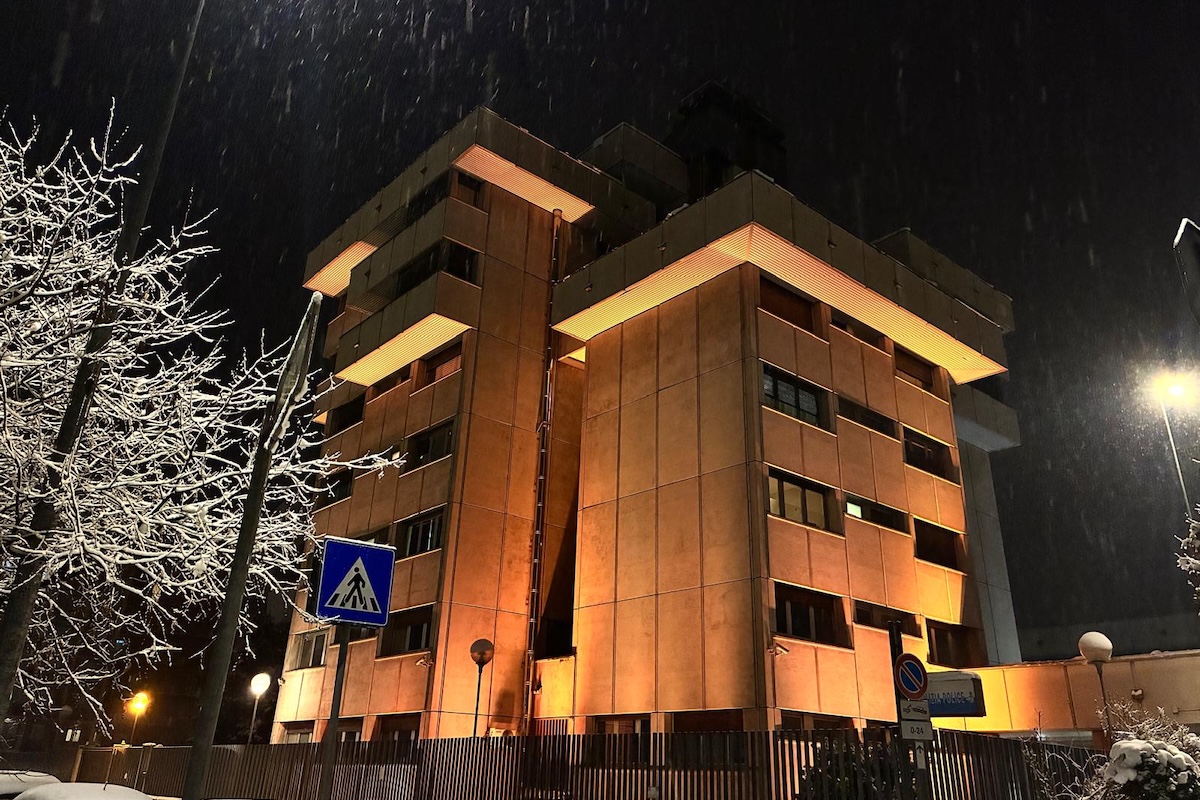 La Questura di Aosta illuminata di arancione