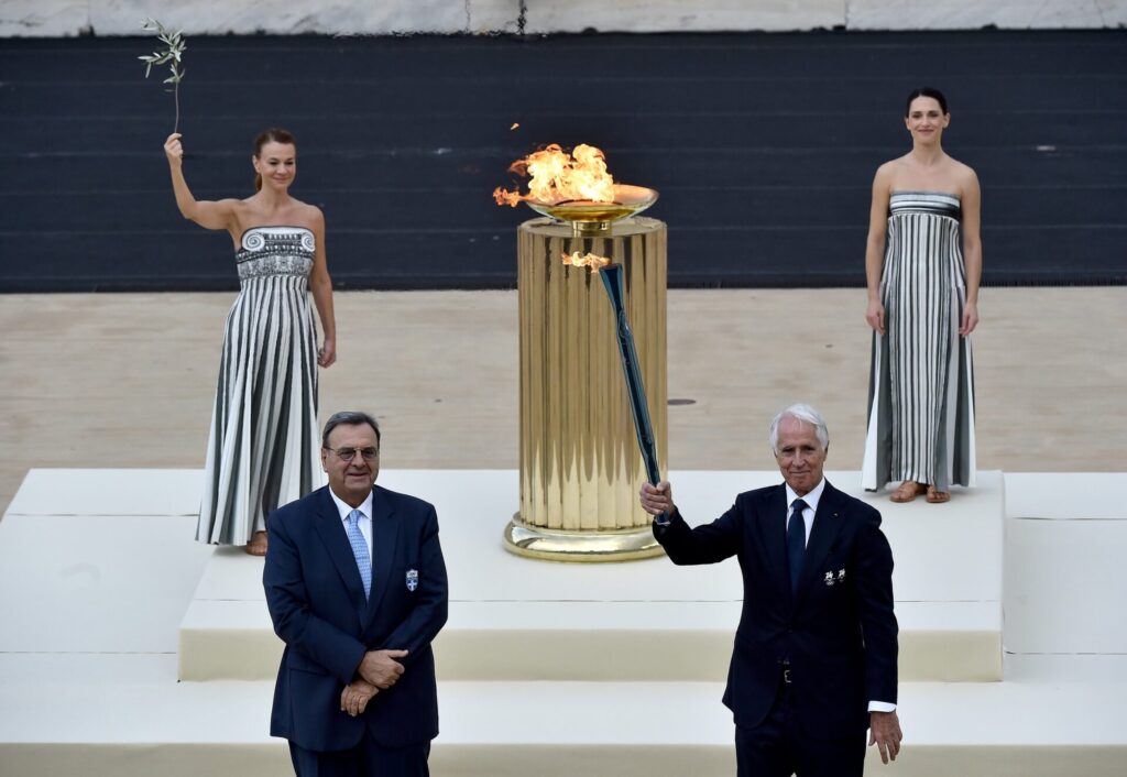 Fiamma Olimpica Malagò foto Milano Cortina