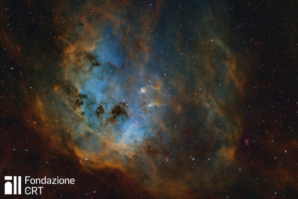 La nebulosa a emissione IC 410 avvolge l’ammasso aperto NGC 1893: il complesso si trova a oltre 12.000 anni luce di distanza, nella costellazione dell’Auriga. La splendida immagine è stata scattata dal vallone di Saint-Barthélemy, frazione di Porliod. Credit: cortesia Riccardo Civati (https://app.astrobin.com/u/AstroReghe#gallery) per la Fondazione C. Fillietroz-ONLUS