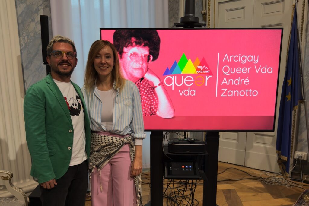 L'intitolazione di Arcigay ad André Zanotto. Da sx: Giulio Gasperini ed Elisa Zanotto