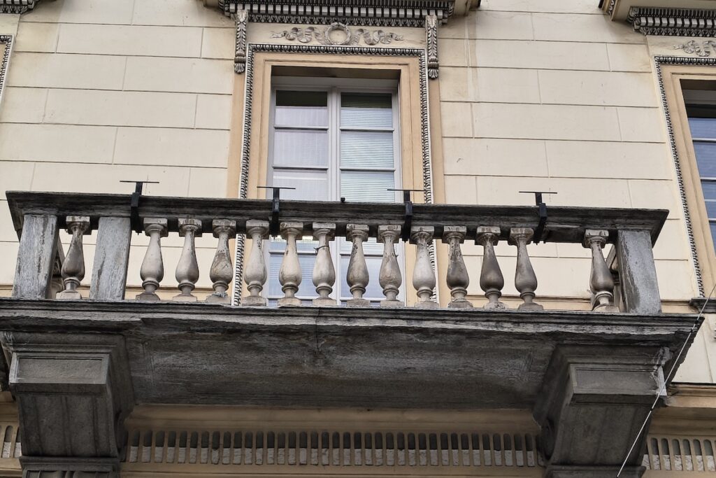 L'elemento del balconcino di piazza Chanoux crollato