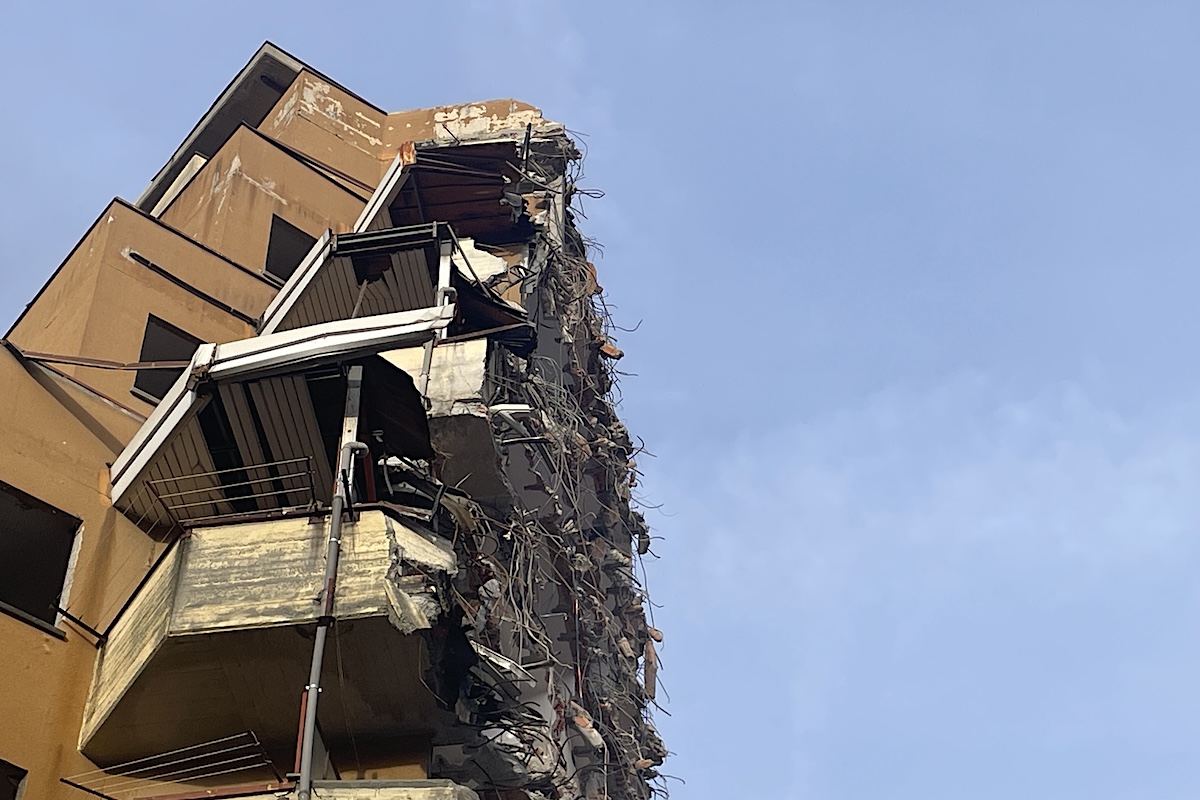 Il grattacielo alto di Aosta durante la demolizione