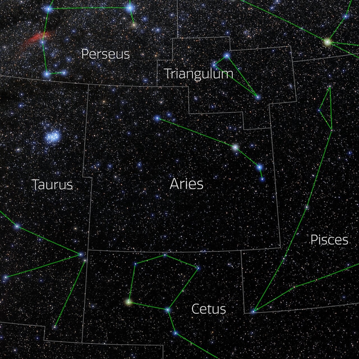 Foto della costellazione dell’Ariete, con sovraimpressi i confini della costellazione (linee chiare) e un possibile disegno (linee verdi). Sulla sinistra è riconoscibile l’ammasso delle Pleiadi, nell’adiacente costellazione del Toro. L’immagine è tratta dal sito web 88 Constellations Project dello statunitense NOIRLab. Credit: E. Slawik/NOIRLab/NSF/AURA/M. Zamani