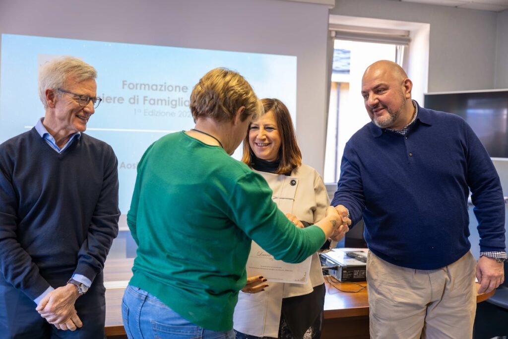 I diplomi consegnati agli infermieri - foto William Novelli