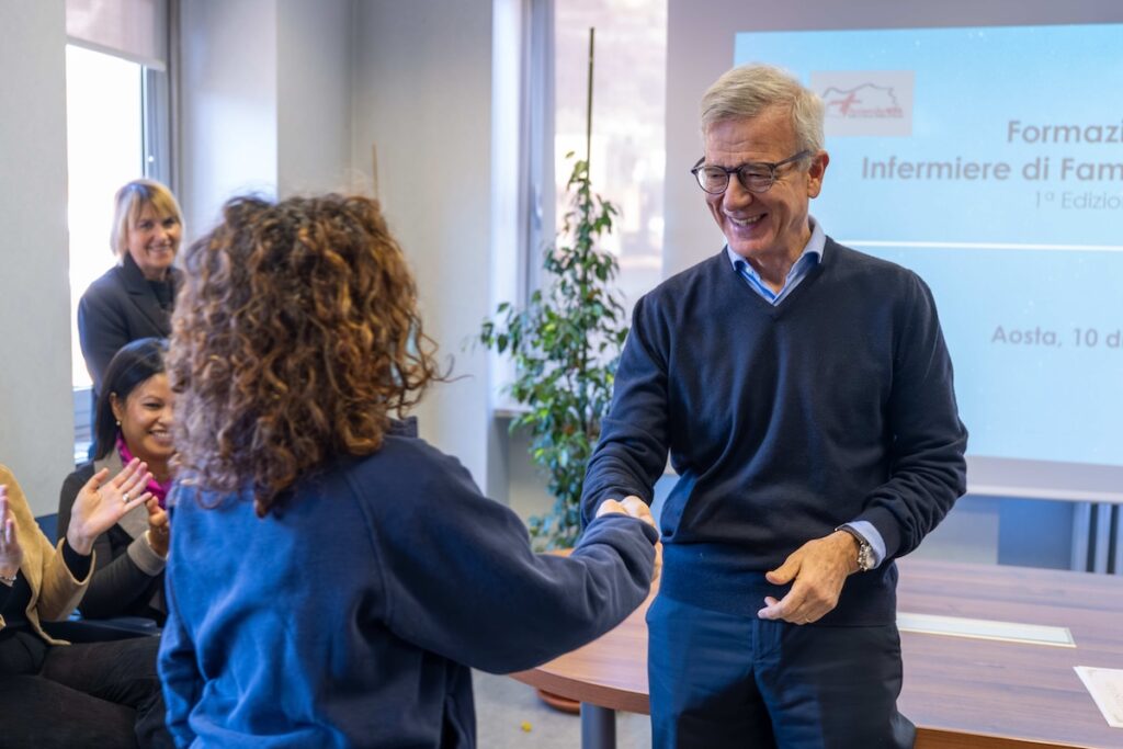 I diplomi consegnati agli infermieri - foto William Novelli