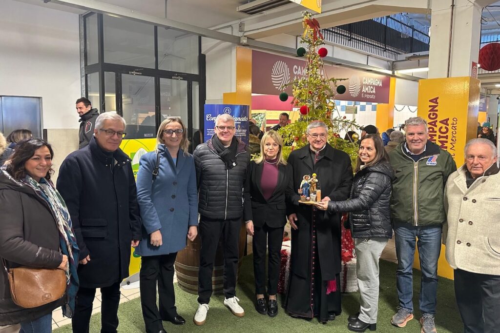 La consegna al vescovo Loivignana della statuina del presepe 2025