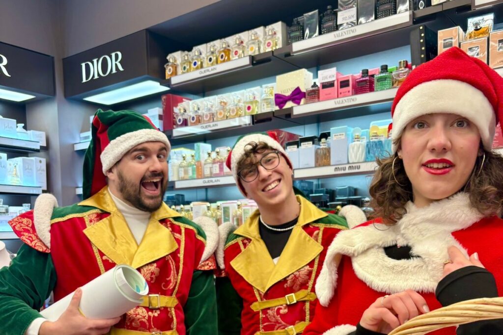 Le letterine per Babbo Natale consegnate ai negozianti di Aosta da Confcommercio