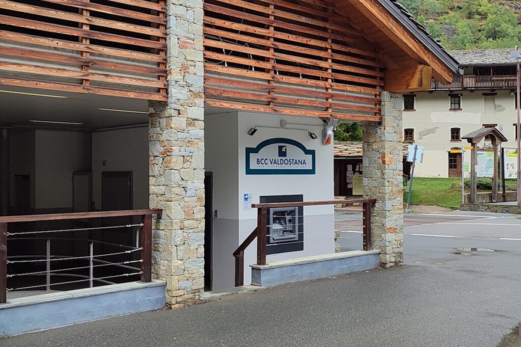 Lo sportello Atm di Champorcher