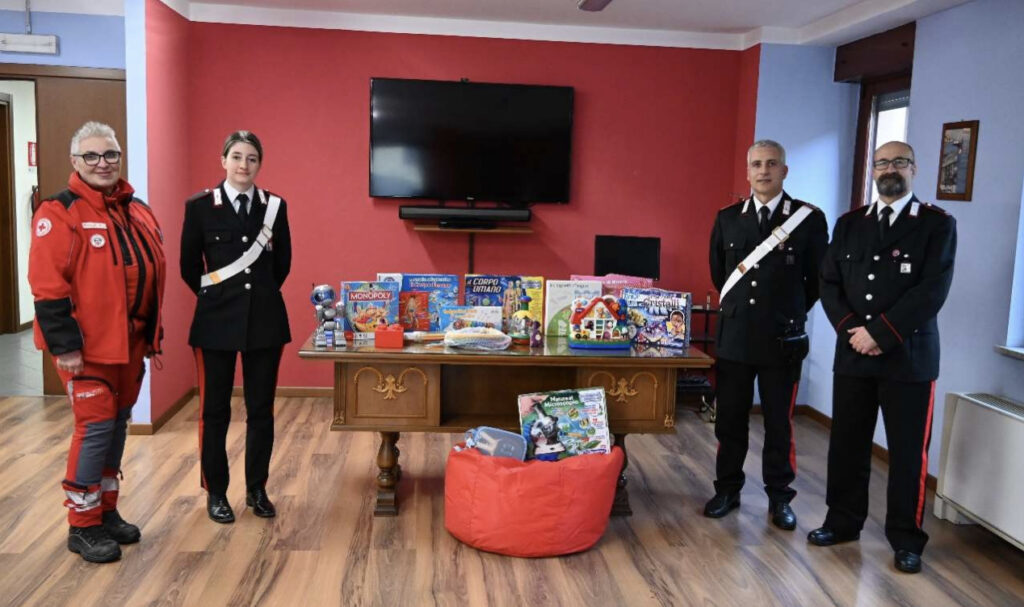 Giocattoli carabinieri croce rossa