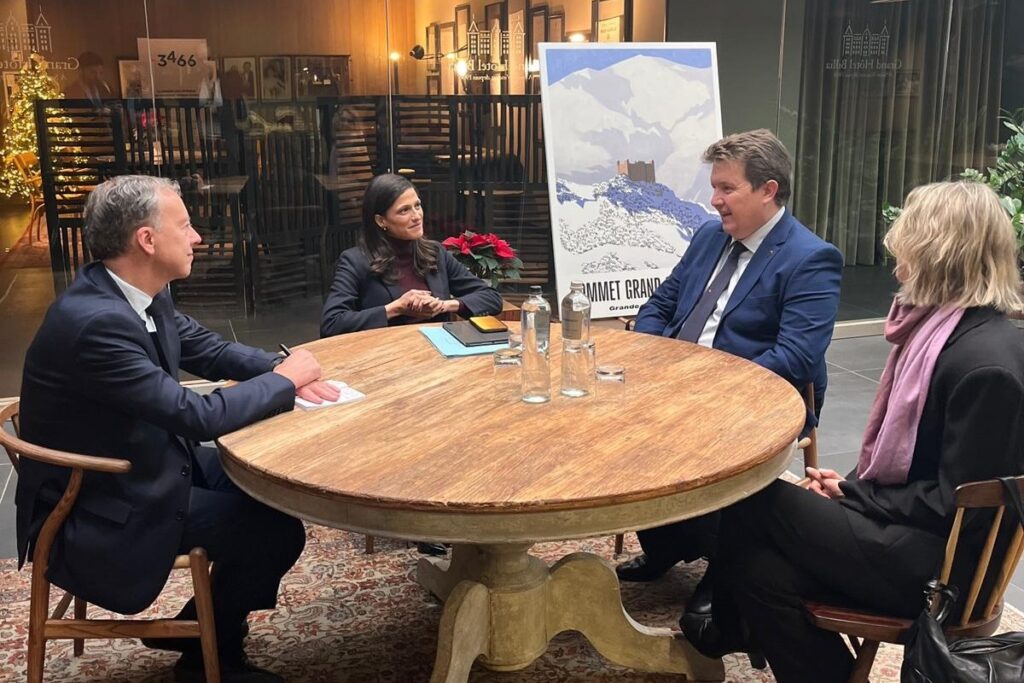 L'incontro fra l'assessore Erik Lavevaz e la ministra Éléonore Caroit