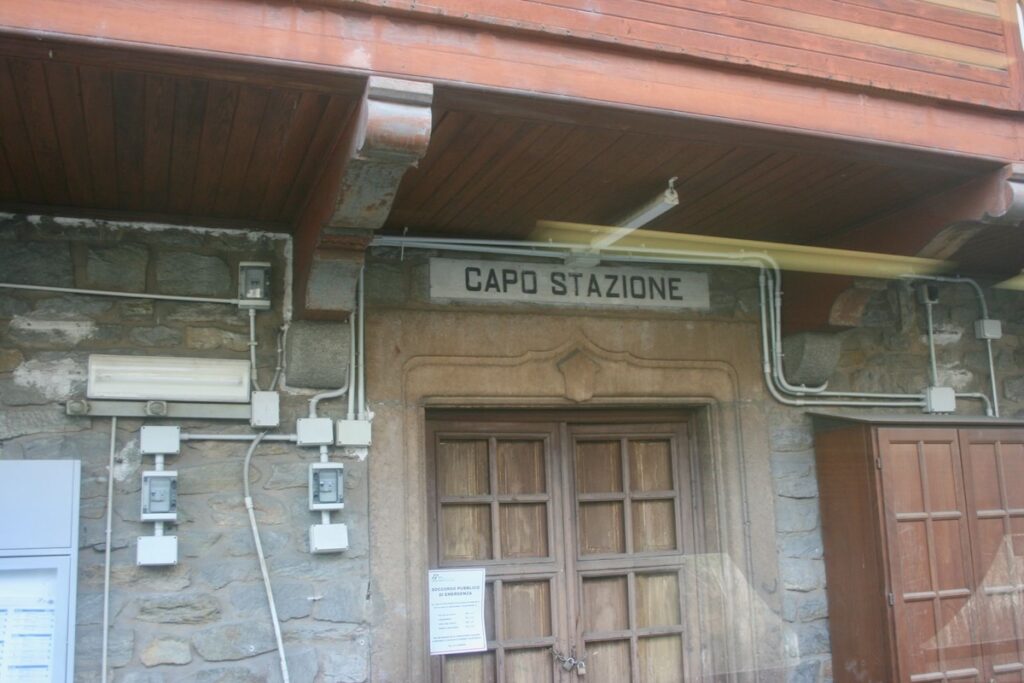 Una vecchia scritta sulla ferrovia Aosta-Pré-Saint-Didier