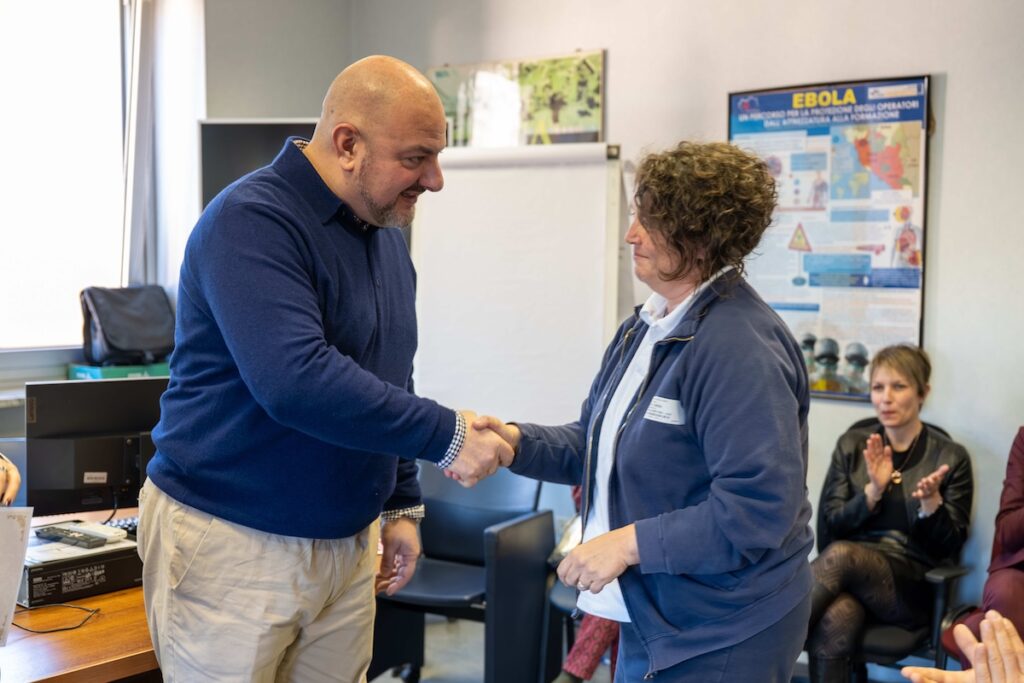 I diplomi consegnati agli infermieri - foto William Novelli