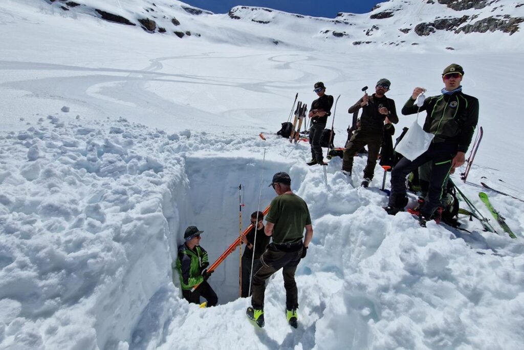 La pesatura della neve nel Parco Nazionale Gran Paradiso - foto Raffaella Miravalle