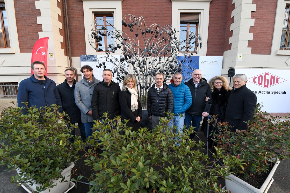 L'opera di Donato Savin "Per aspera ad astra" davanti alla Cogne Acciai Speciali - ph PaoloRey
