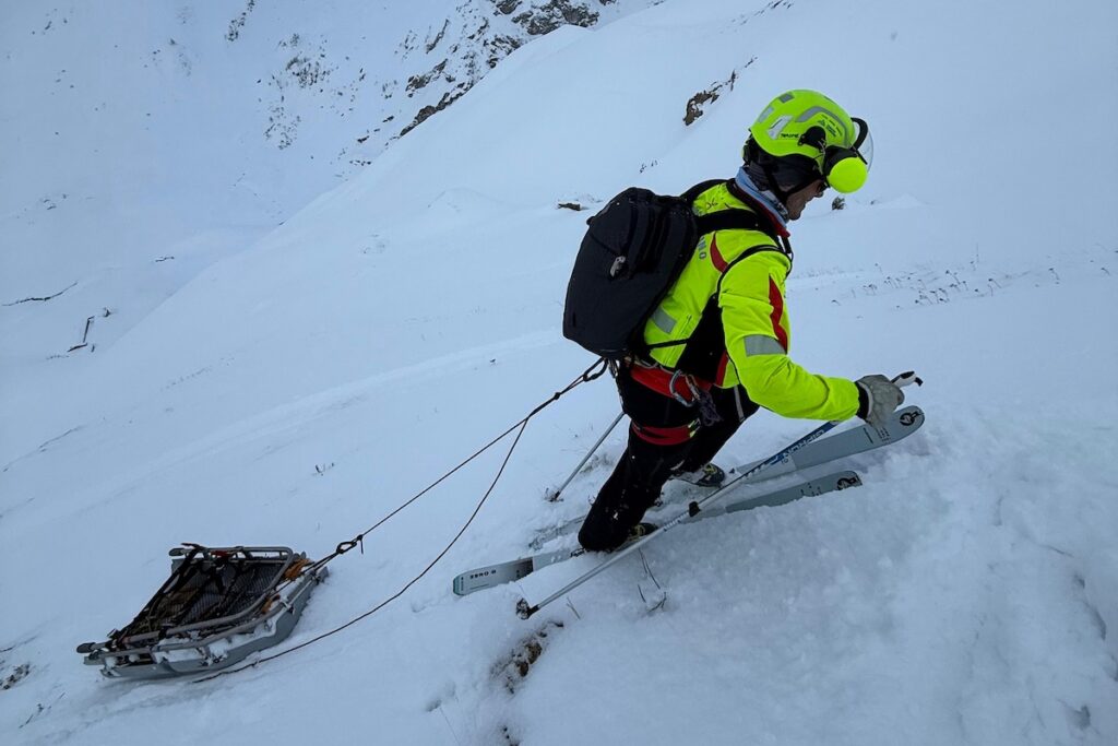 L'intervento via terra del Soccorso alpino a La Thuile