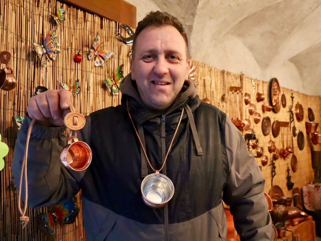 Andrea Guglielmetti con il ciondolo della Fiera di Donnas Foto Alice Dufour