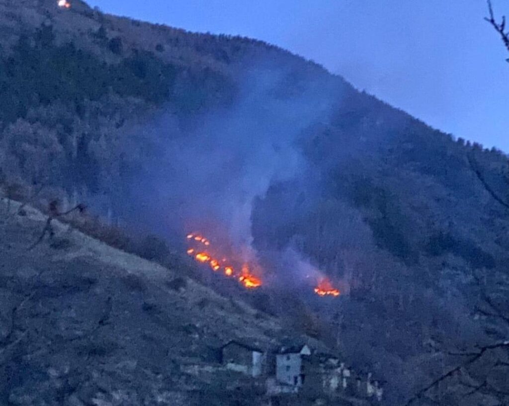 Incendio boschivo a Quart