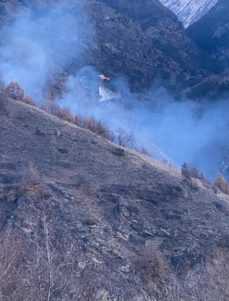 Incendio boschivo a Quart