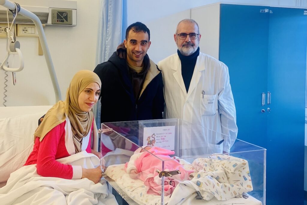 Lujain, la prima nata del 2026, con i suoi genitori