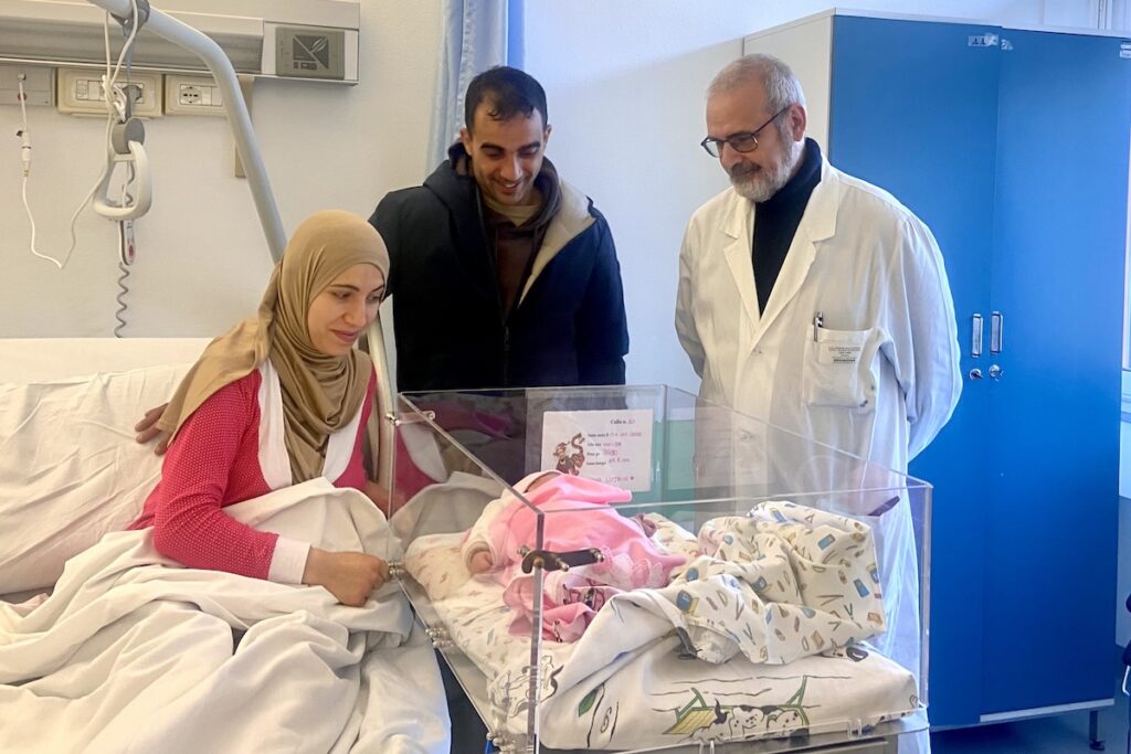 Lujain, la prima nata del 2026, con i suoi genitori