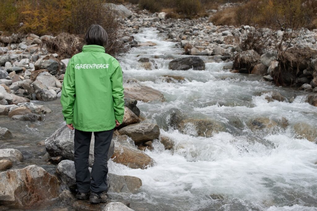 La raccolta dei campioni nelle acque del Lys da parte di Greenpeace - Foto Marco Graziani