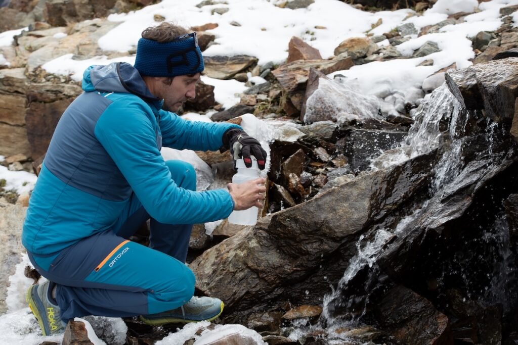 La raccolta dei campioni nelle acque del Lys da parte di Greenpeace - Foto Marco Graziani