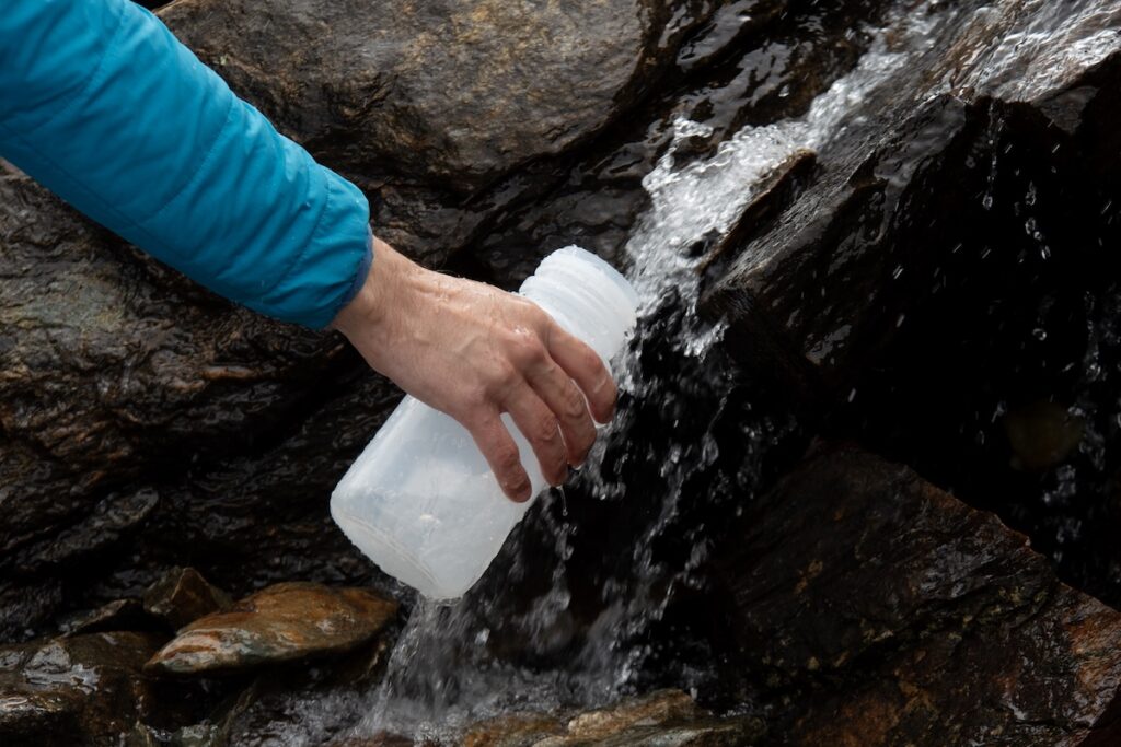 La raccolta dei campioni nelle acque del Lys da parte di Greenpeace