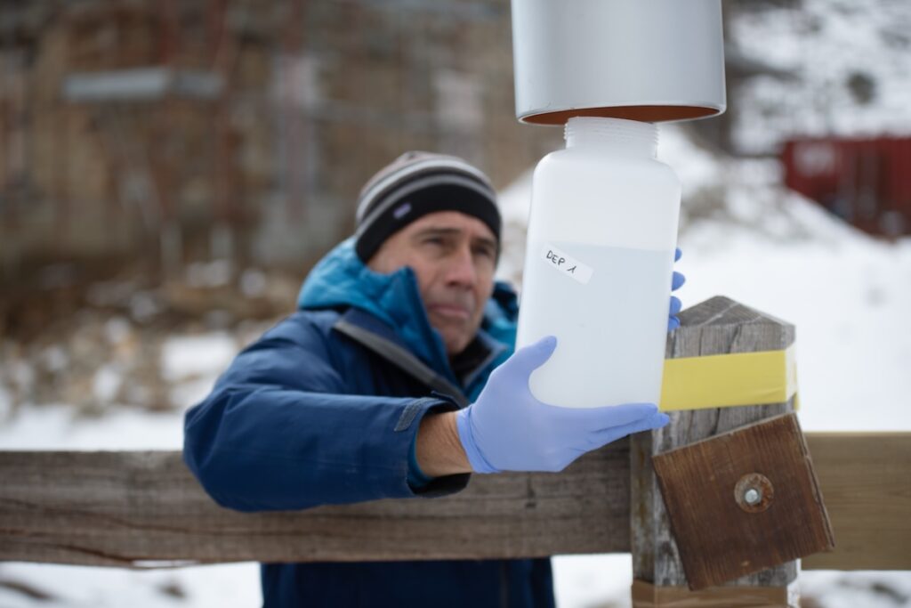 La raccolta dei campioni nelle acque del Lys da parte di Greenpeace - Foto Marco Graziani