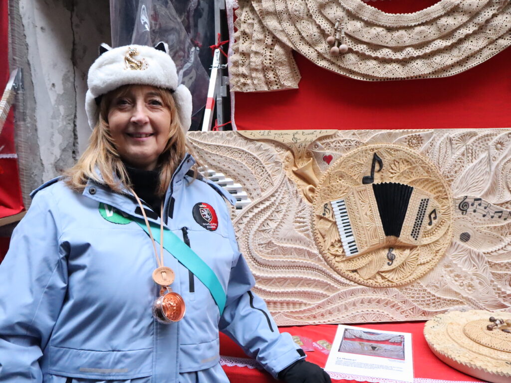 Ornella Crétaz Intaglio Fiera di Donnas Foto Alice Dufour