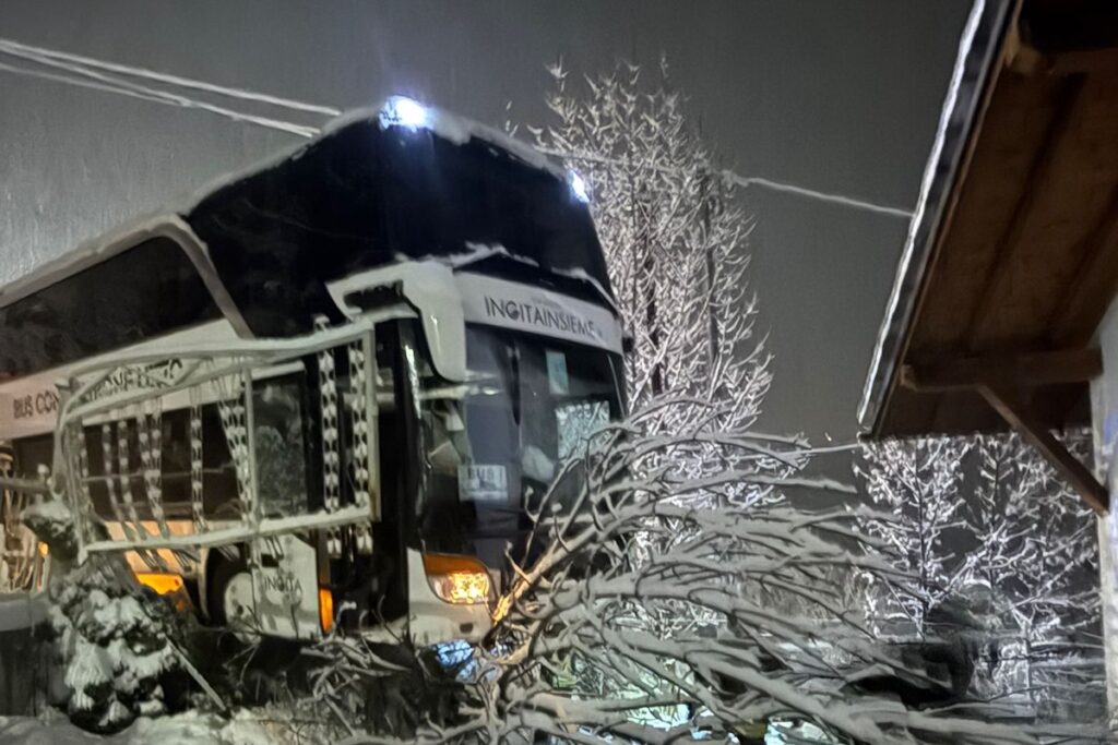 Il bus uscito di strada a Torgnon