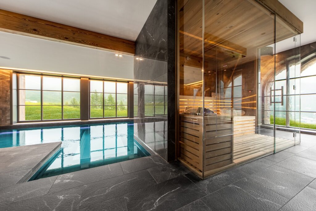 Villa Bacchini, a Cervinia. Oggi è "La Fenice del Monte Cervino"