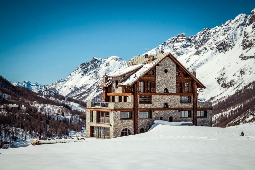 Villa Bacchini, a Cervinia. Oggi è "La Fenice del Monte Cervino"