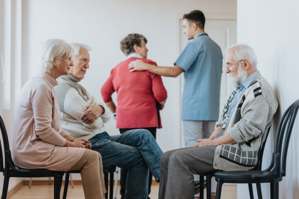 Gruppi di anziani, persone anziane, anziani