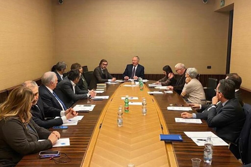 Tavolo di lavoro Confturismo