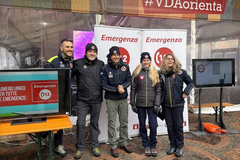 Lo stand in piazza Chanoux per la Giornata europea del Numero unico di emergenza 112