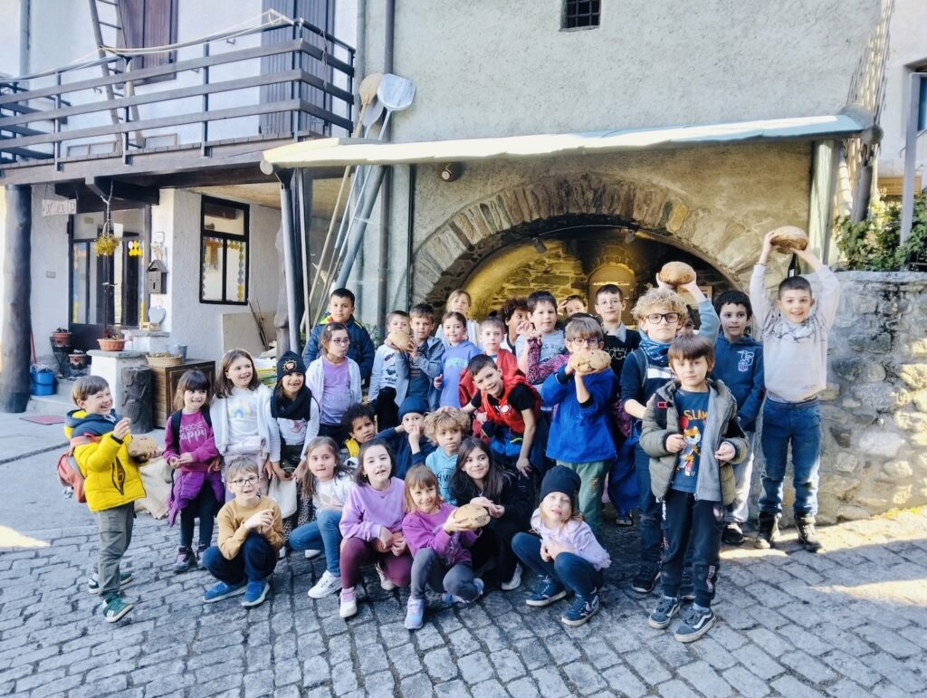 Bambini scuole Charvensod forno comunale