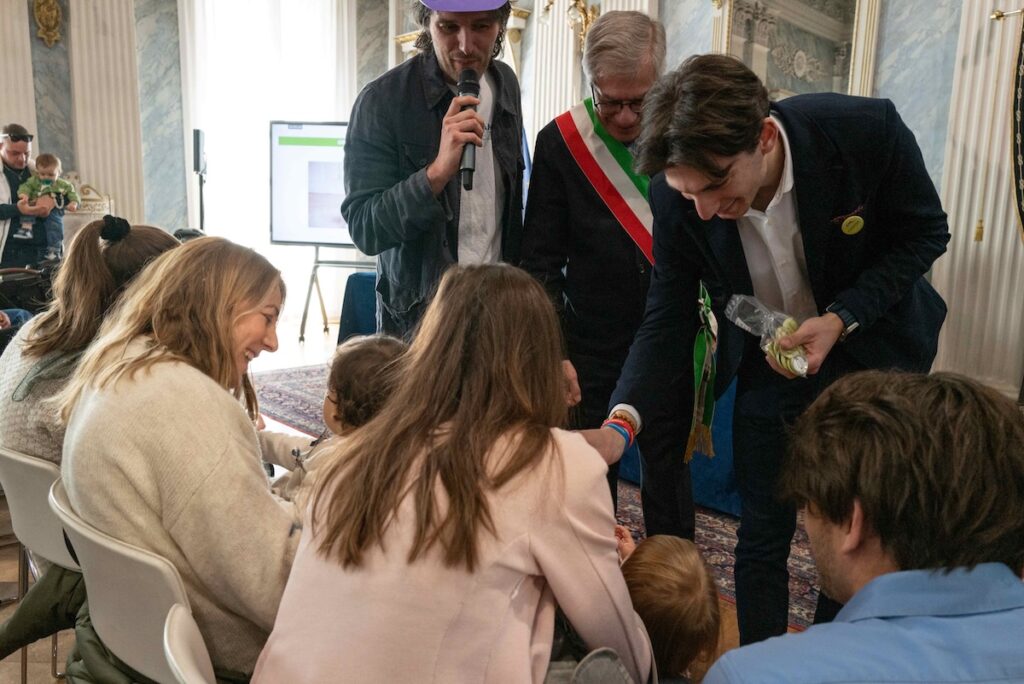 Consegna della spilletta da parte del referente Munier