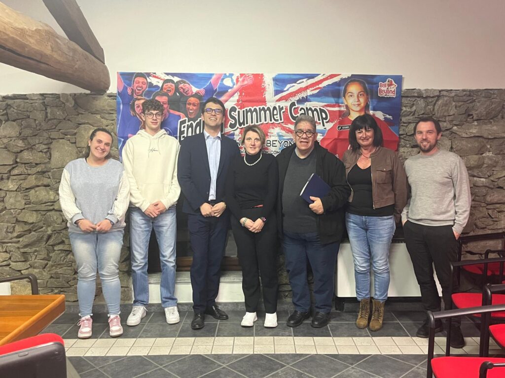 Progetto EstatEducativa con Beatrice Joly (direttrice summer camp), Andrea Clerino (consigliere comunale), Joseph Vallet (assessore), Morena Danna (sindaca), don Alessandro Cavallo, Monica Magnone (assessora), Mauro Novallet (assessore)