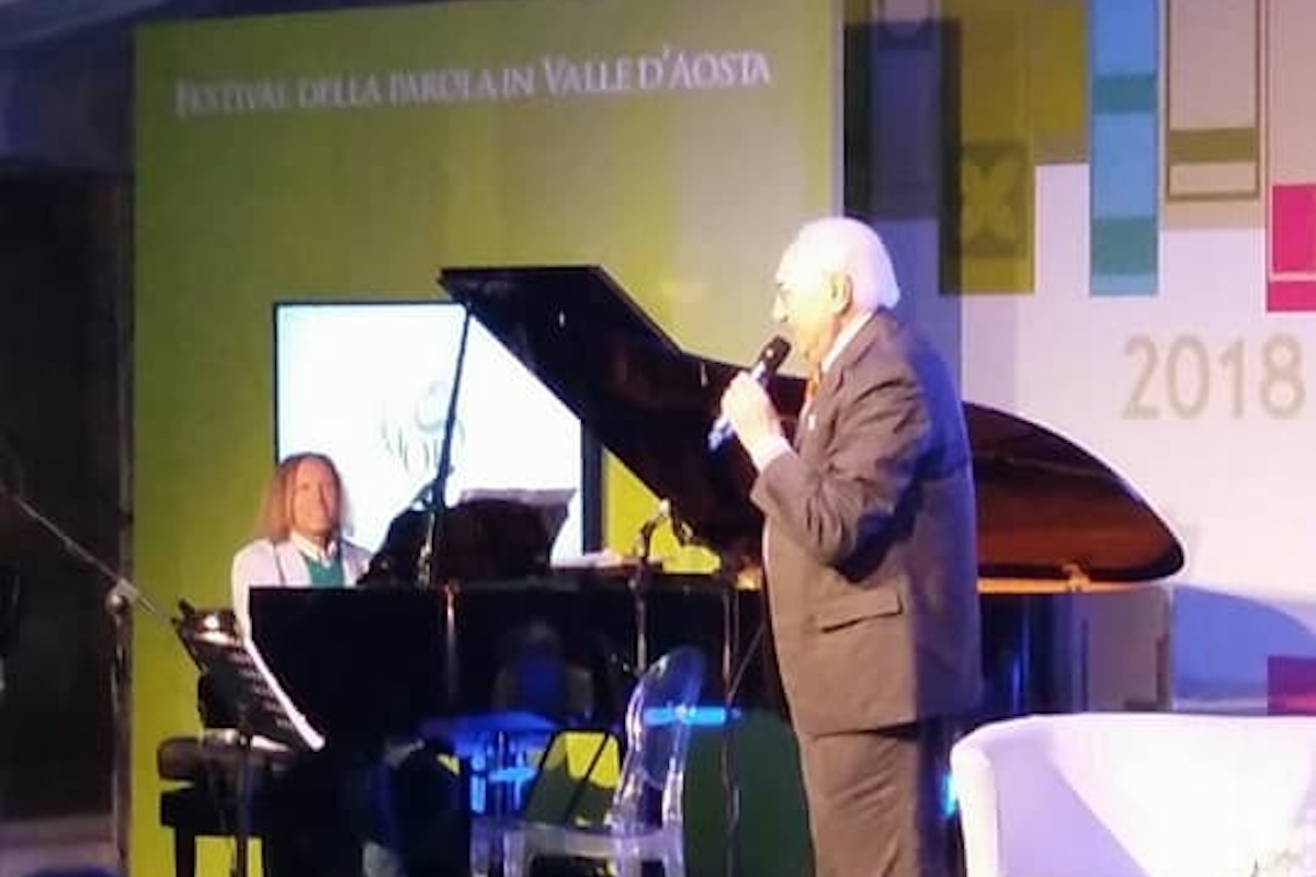 Pippo Baudo canta accompagnato da Carlo Benvenuto
