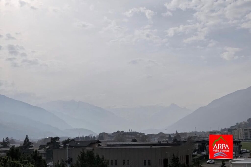 Il cielo lattiginoso dovuto alle polveri del Sahara e all'aerosol della Pianura Padana