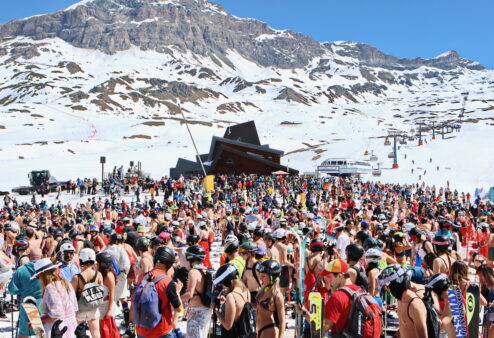 In costume e bikini sulle piste di Cervinia: è la Swinwear Ski Parade
