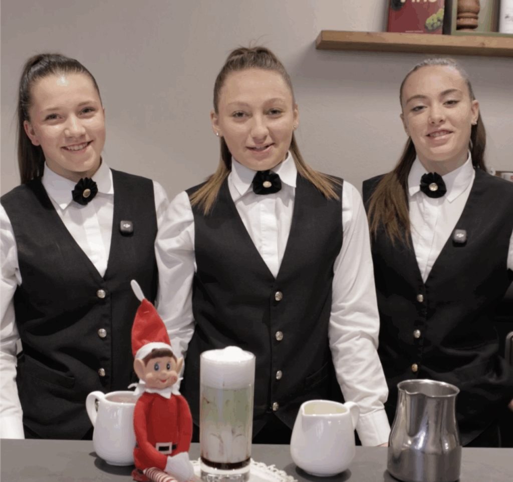 Annie Perrin Joelle Stevenin ed Elodie Donzel preparano matcha latte